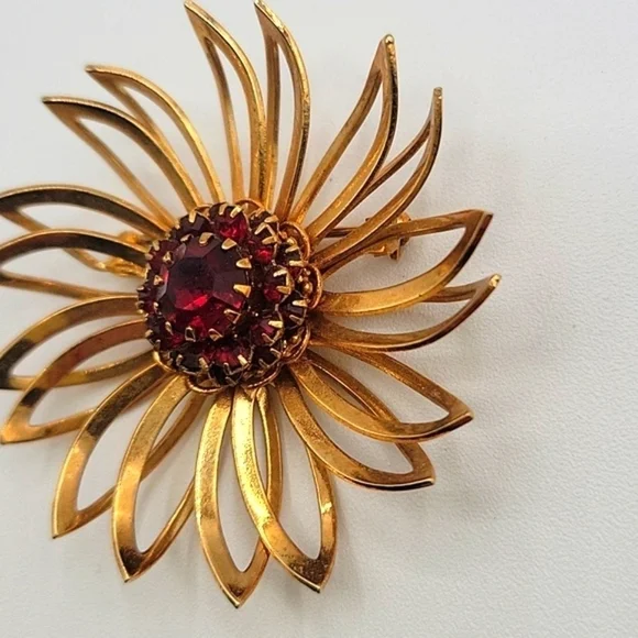 SARAH COVENTRY Gold Tone Flower Brooch Red Layered Rhinestone Center - Picture 3 of 6